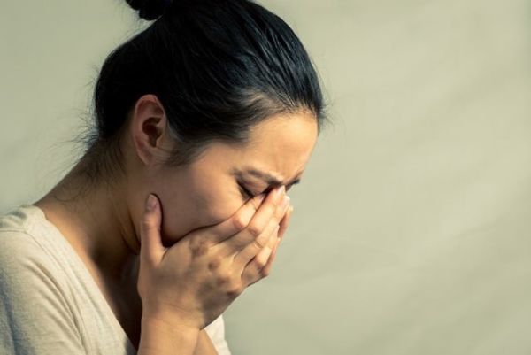 anh 1 nguoi vo co chong ngoai tinh luon cam thay tuc gian dau kho