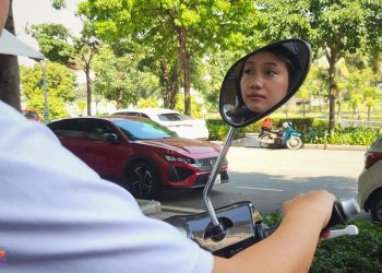 Vì sao gương chiếu hậu bên trái là bắt buộc trên xe máy