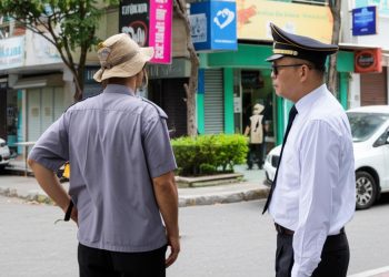 Thám tử Bình Tân điều tra đối thủ cạnh tranh.