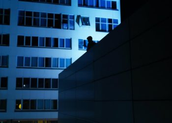 Thám tử Quận 8: Điều tra đối thủ cạnh tranh bí mật.