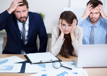 Thám tử điều tra nội bộ Bình Dương và tài liệu văn phòng.