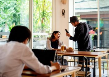 Thám tử Phú Nhuận theo dõi ngoại tình kín đáo, chuyên nghiệp.