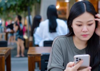 Phụ nữ lo lắng ngoại tình ở Quận 6, cần thám tử tư giúp đỡ.
