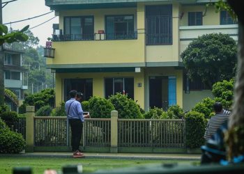 Thám tử Nhà Bè quan sát bí mật, khu dân cư