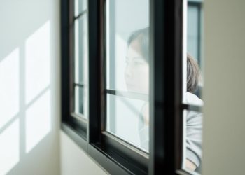 Phụ nữ Bến Tre suy tư về thám tử xác minh ngoại tình.
