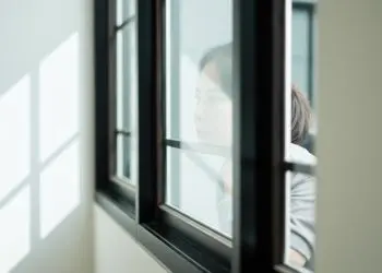 Phụ nữ Bến Tre suy tư về thám tử xác minh ngoại tình.
