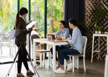 Thám tử Cà Mau theo dõi ngoại tình quán cafe.