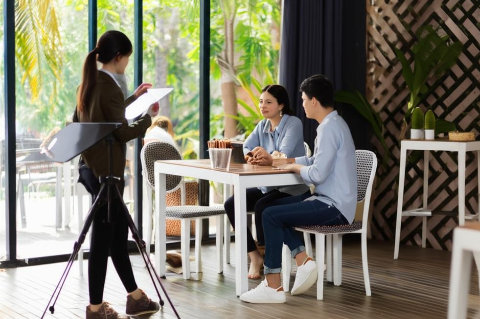 Thám tử Cà Mau theo dõi ngoại tình quán cafe.