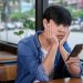 Nghi ngờ ngoại tình Gò Vấp, cô đơn trong quán cà phê.
