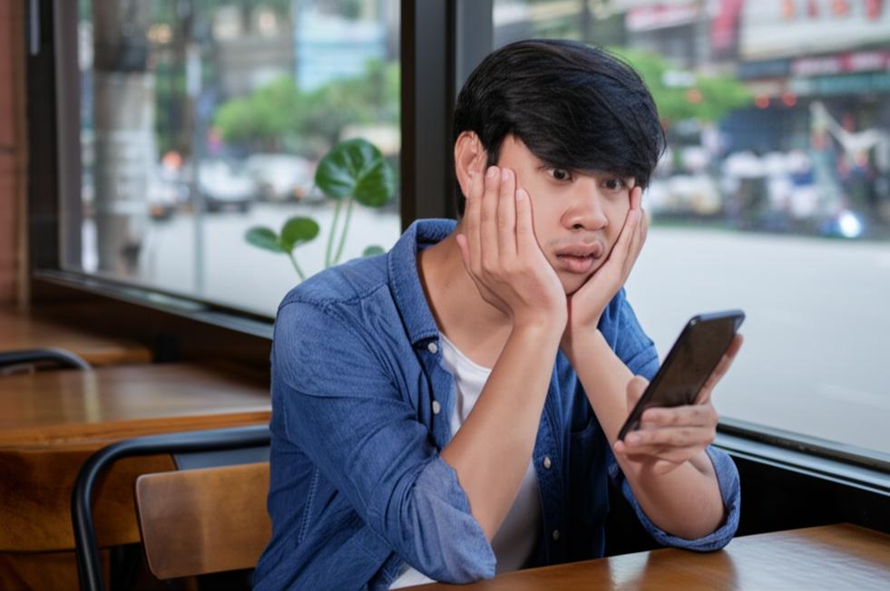 Nghi ngờ ngoại tình Gò Vấp, cô đơn trong quán cà phê.