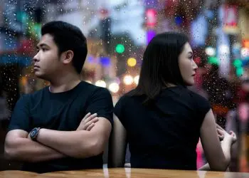 Cặp đôi nghi ngờ ngoại tình, quán cà phê Sài Gòn mưa.