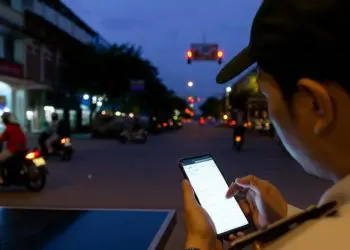 Thám tử Cà Mau xác minh số điện thoại bí mật.