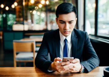 Thám tử Quận 2 xác minh số điện thoại bí ẩn.