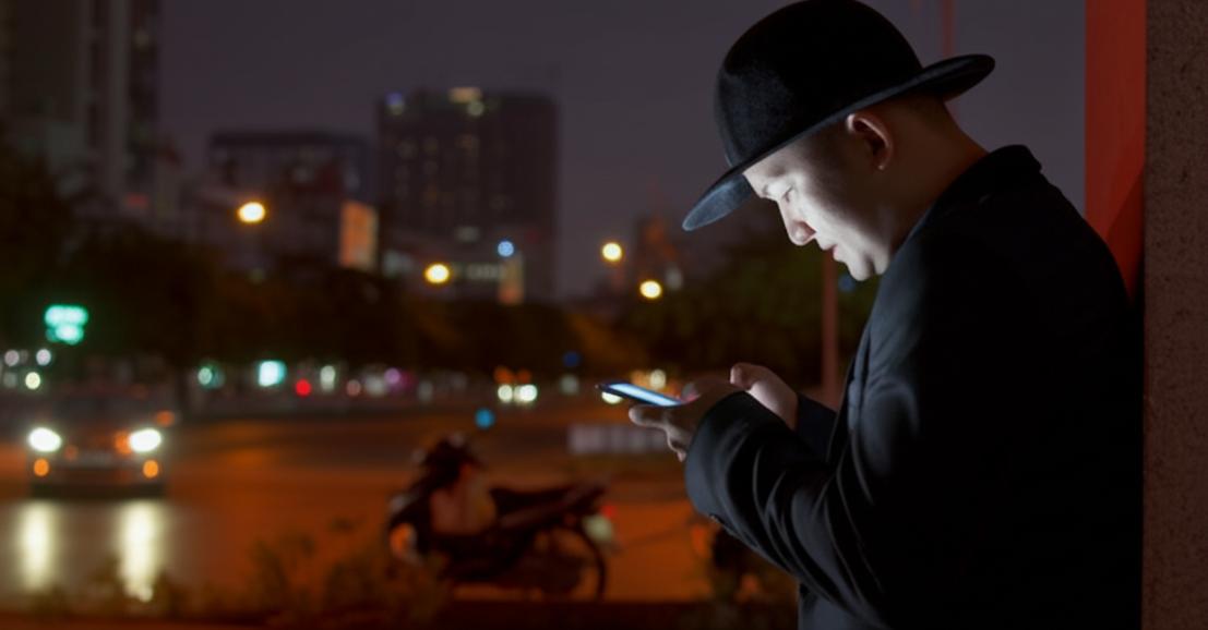 Bí Ẩn Số Điện Thoại Lạ Quận 2: Tự Tìm Hiểu Hay Nhờ Thám Tử? 1 Thám tử quận 2 xác minh số điện thoại đêm.