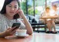 Thám tử quận 3 xác minh số điện thoại lạ tại cafe.
