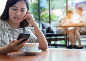 Thám tử quận 3 xác minh số điện thoại lạ tại cafe.