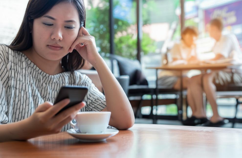Bí Mật Sau Số Điện Thoại lạ ở Quận 3: Tự Giải Mã Hay Nhờ Đến Thám Tử? 1 Thám tử quận 3 xác minh số điện thoại lạ tại cafe.